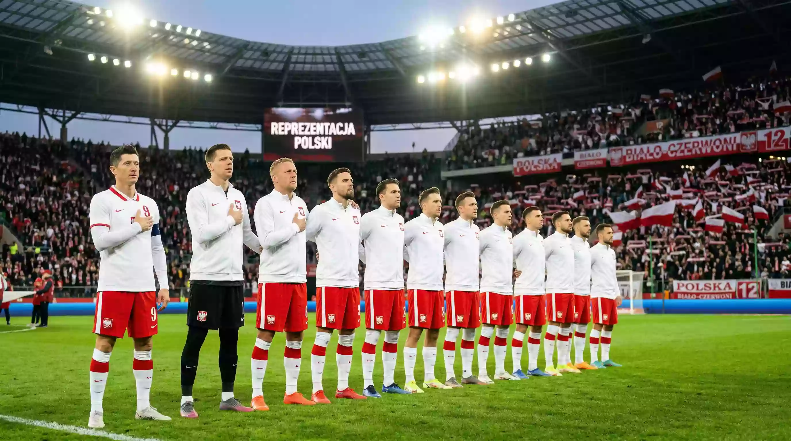 Polscy pilkarze w biało-czerwonych strojach na murawie przed meczem kwalifikacyjnym do Mistrzostw Świata