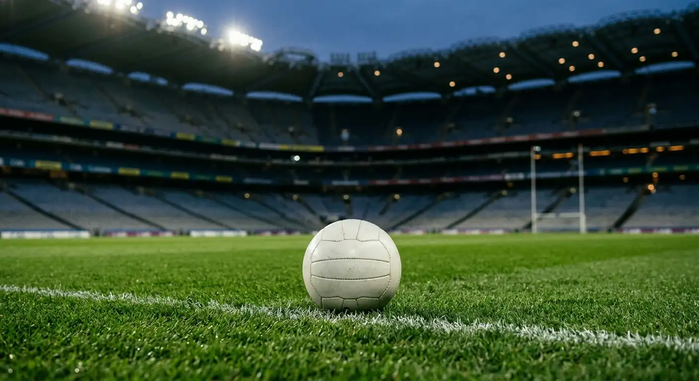 Piłka na murawie stadionu w świetle reflektorów przed wieczornym meczem Mundialu 2026